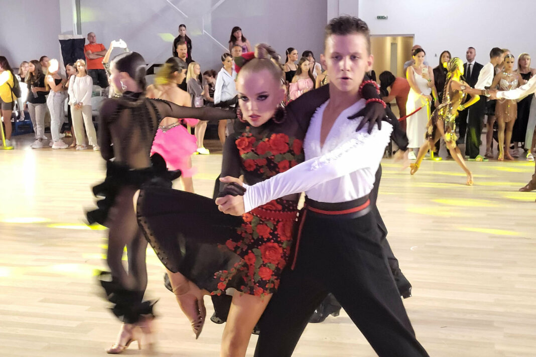 Karol Pawłowski z partnerką tańczy.