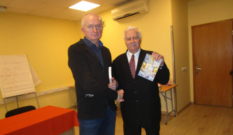 Rektor PUTW Ryszard Kuźmo w imieniu słuchaczy podziękował gen. Antoniemu Mikulskiemu za tak potrzebny wykład i wręczył książki.