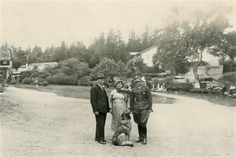Por. Gracjan Fróg z rodzicami (Stanisławem i Bronisławą z d. Pawłowską) oraz psem „Lulu”, Sanok, 1936 r.