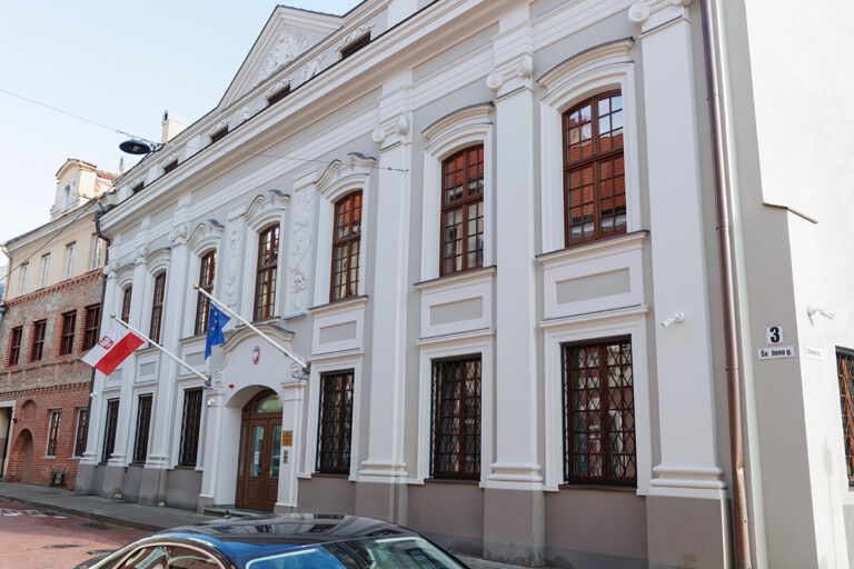 W dawnym pałacu Paców przy ulicy Świętojańskiej mieści się ambasada RP w Wilnie.
