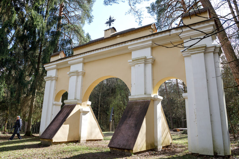 Zespół Kalwarii Wileńskiej tworzą kościół pw. Znalezienia Krzyża Świętego i 35 stacji Drogi Krzyżowej.