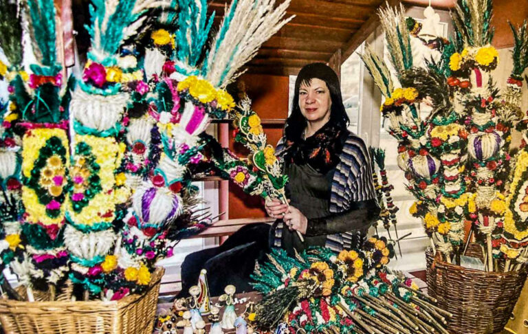 Po raz pierwszy ekipa mistrzów ludowych wyruszyła z Wilna do Lidzbarka Warmińskiego w 1990 r. W ich gronie była też młodziutka palmiarka Leokadia Kunicka-Szałkowska z Krawczun. Dziś jest znakomitym konserwatorem wyrobów sztuki ludowej.