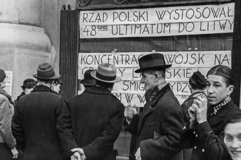 Ludność przed oknem wystawowym Pałacu Prasy w Krakowie, w którym umieszczono komunikat o wystosowaniu ultimatum wobec Litwy, marzec 1938 r.