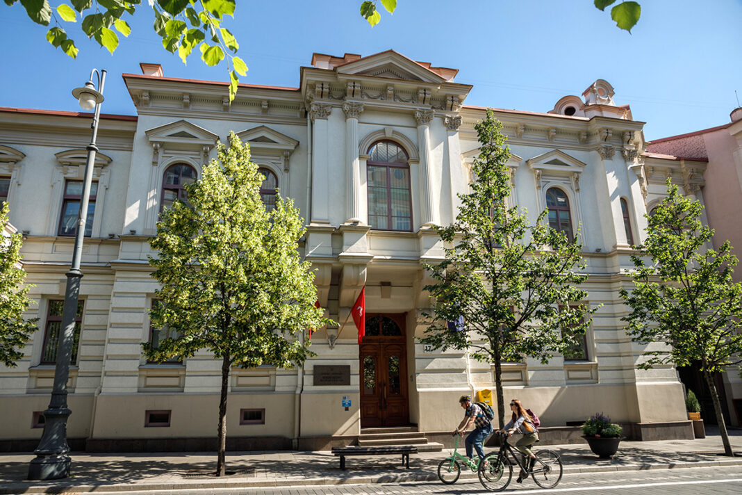 W dawnym pałacu Józefa Montwiłła mieści się siedziba Ministerstwa Łączności.