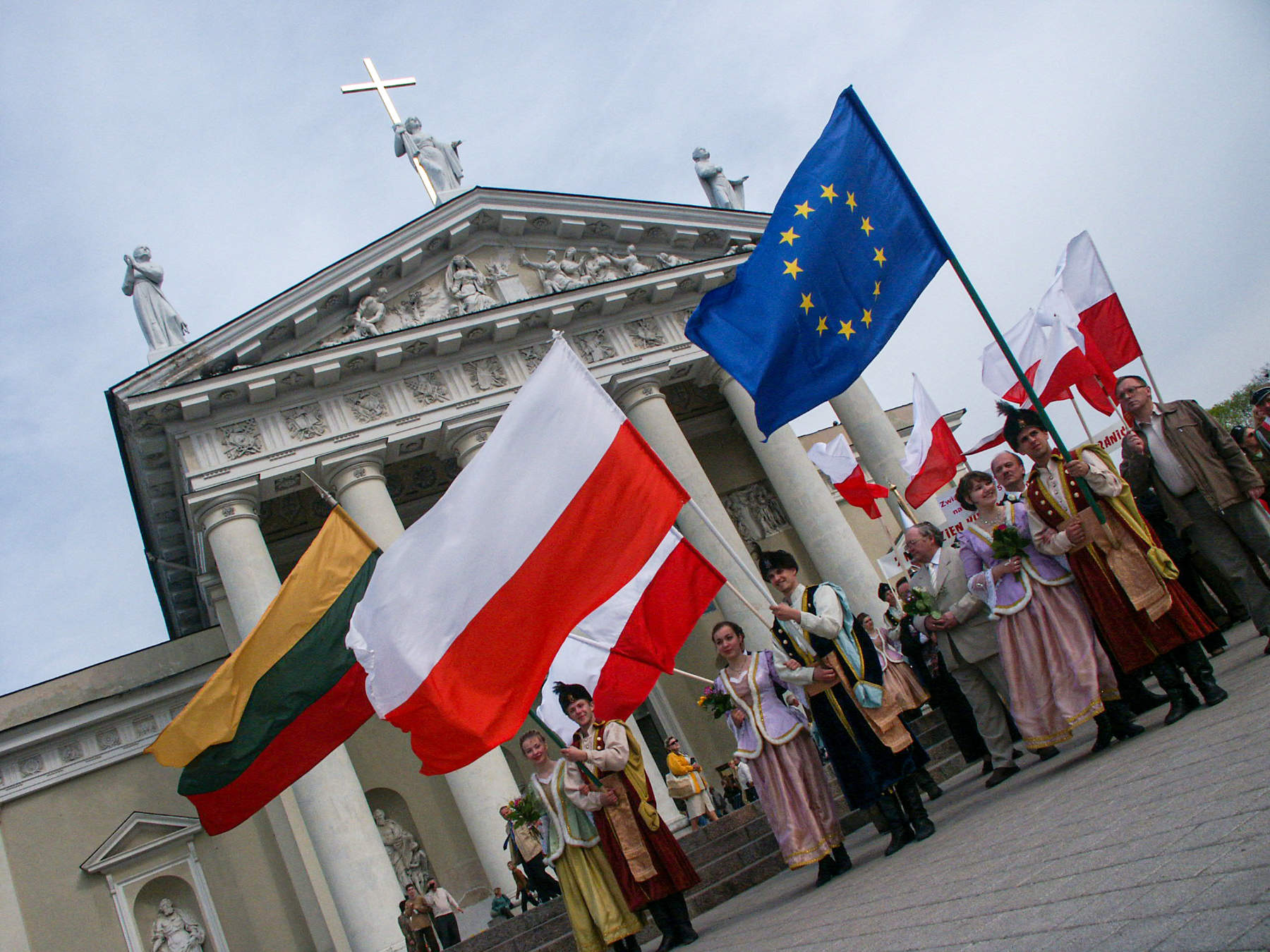 Tancerze z flagami Litwy, Polski i UE. na placu Katedralnym.