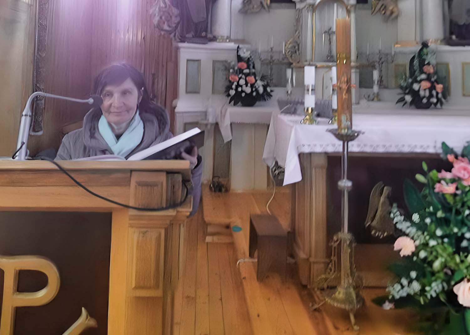 Aneta Sawicka naucza dzieci religii i towarzyszy im w momencie przyjęcia Sakramentu Pierwszej Komunii Świętej.