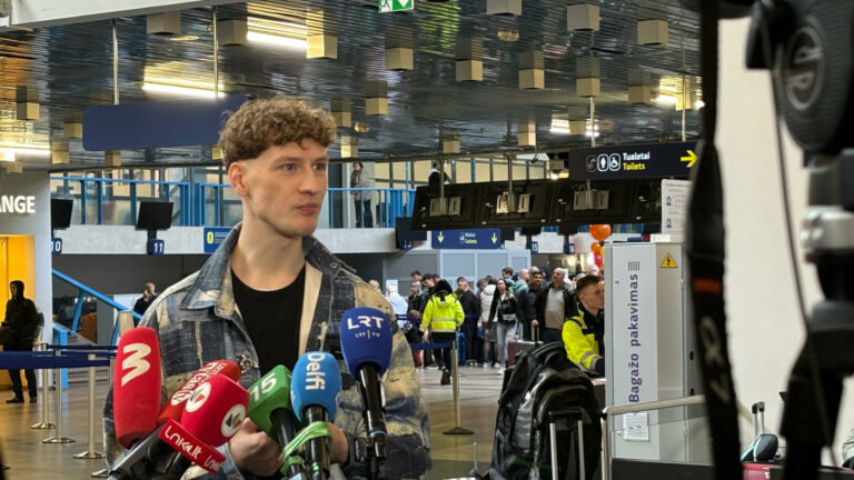 Silvester Belt na lotnisku wileńskim udziela wywiadów dziennikarzom.