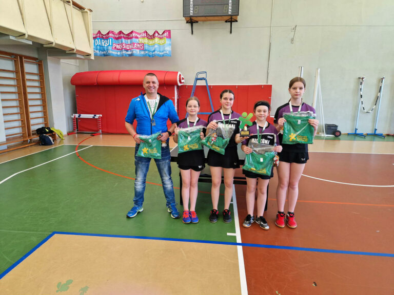 Dziewczęta z Mickun wygrały cztery mecze i jeden przegrały w tenisie stołowym.