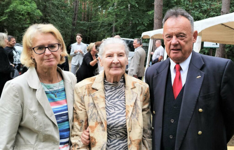 Pszczelnik (śp. Aldona Wermińska pośrodku, Lidia Ziemlewicz i konsul honorowy Litwy w Szczecinie Wiesław Wierzchoś, lipiec 2022).