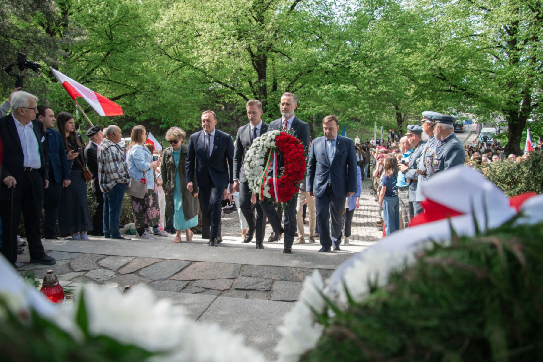 Polacy na Litwie i przedstawiciele Samorządu Rejonu Wileńskiego zgromadzili się przy Mauzoleum „Matka i Serce Syna”, by uczcić rocznicę Konstytucji 3 maja.
