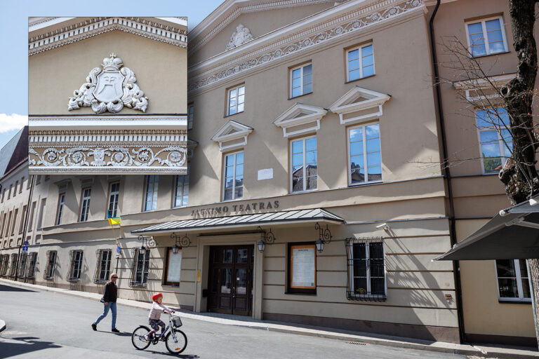 W 2014 r. na frontonie dawnego pałacu umieszczono herb rodowy Ogińskich.