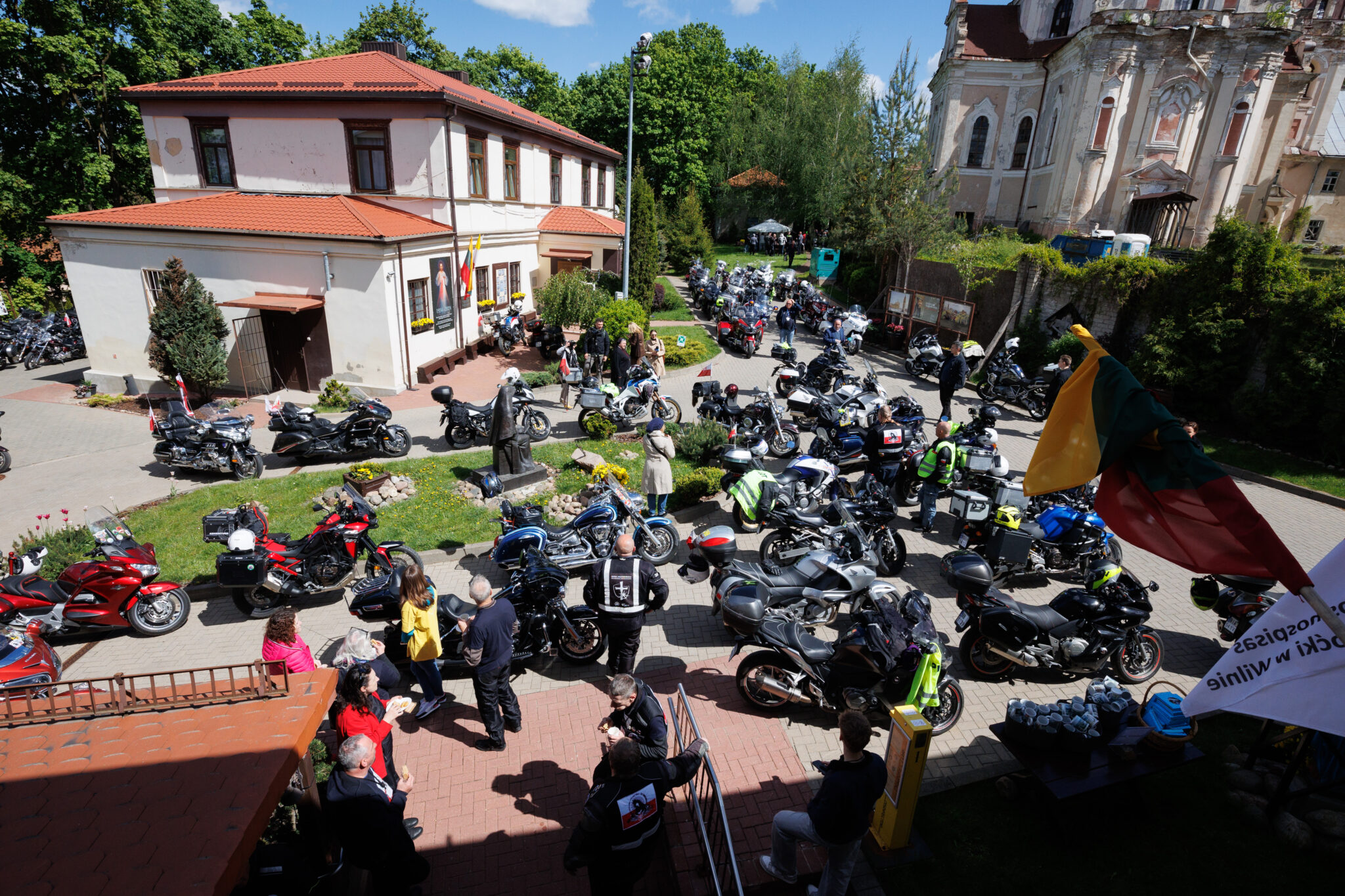 W pielgrzymce udział wzięli amatorzy rajdów motorowych z całej Polski. Celem była modlitwa w kaplicy MB Ostrobramskiej.