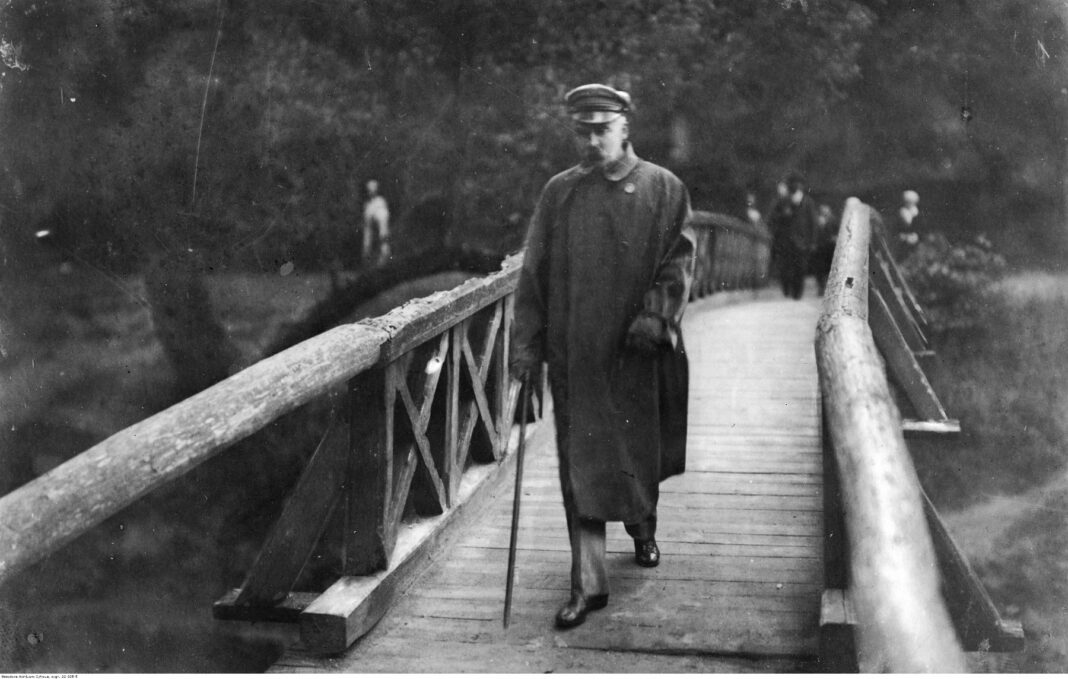 Marszałek Józef Piłsudski wielokrotnie udawał się na pobyty wypoczynkowe w Druskienikach. Marszałek podczas spaceru przechodzi przez mostek na Rotniczance, lato 1929 r.