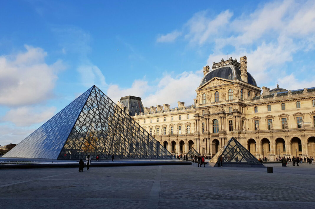 Paryski Luwr, jedno z najpopularniejszych muzeów świata. Tu znajdują się ogromne zbiory, liczące bagatela 350 tys. dzieł sztuki, a wśród nich: Wenus z Milo, „Mona Lisa” Leonarda da Vinci czy Nike z Samotraki.