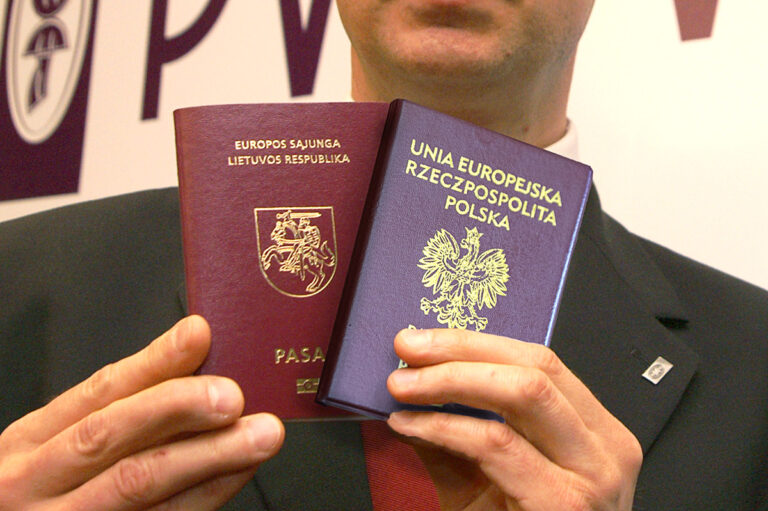 Dwa paszporty Polski i Litwy..