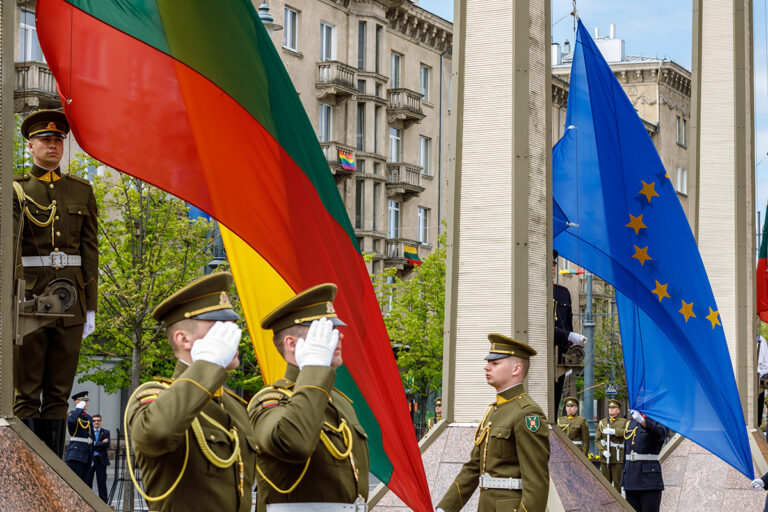 Flagi Litwy i UE.