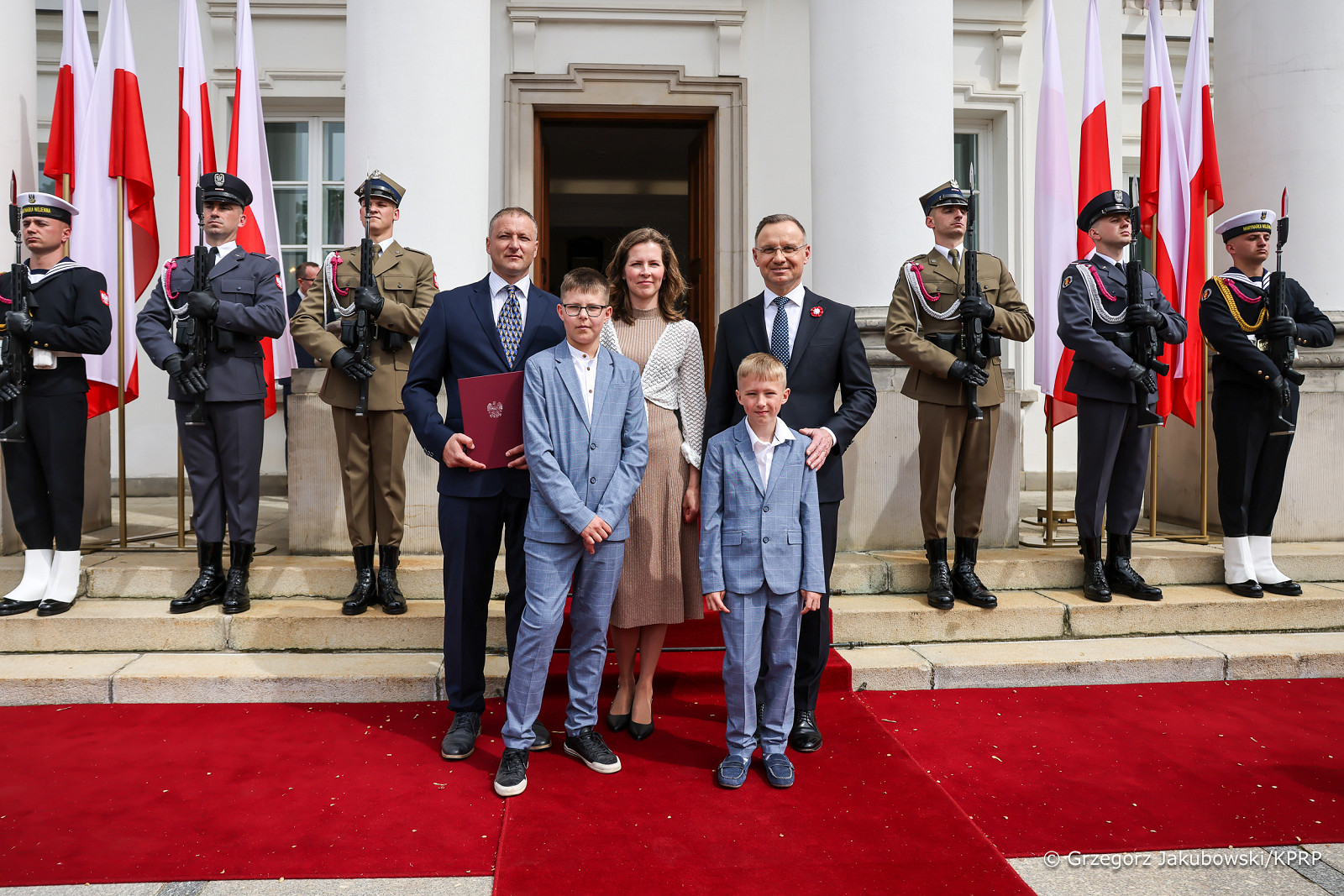 Prezydent Andrzej Duda wręczył Akt Nadania Obywatelstwa Polskiego 4–osobowej rodzinie Smulskyi z Ukrainy.