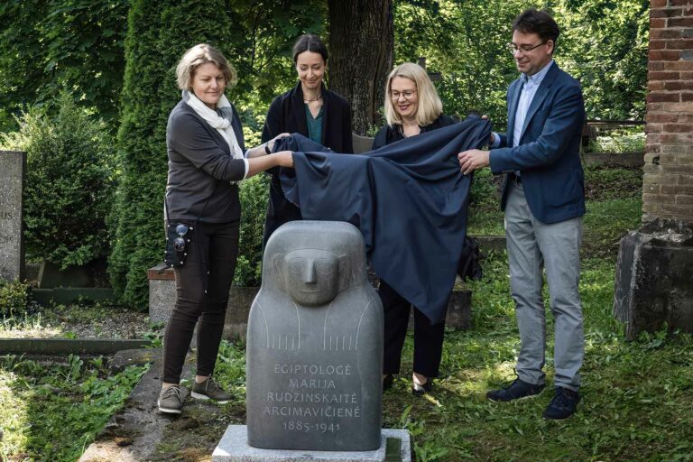 Na cmentarzu św. Piotra i Pawła odsłonięto nagrobek Marii Rudzińskiej-Arcimowicz, pionierki egiptologii na Litwie.