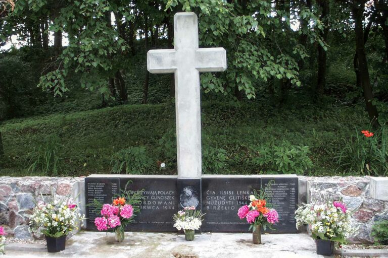 20 czerwca 1944 r. w Glinciszkach dokonano egzekucji 39 osób, których większość była mieszkańcami majątku.