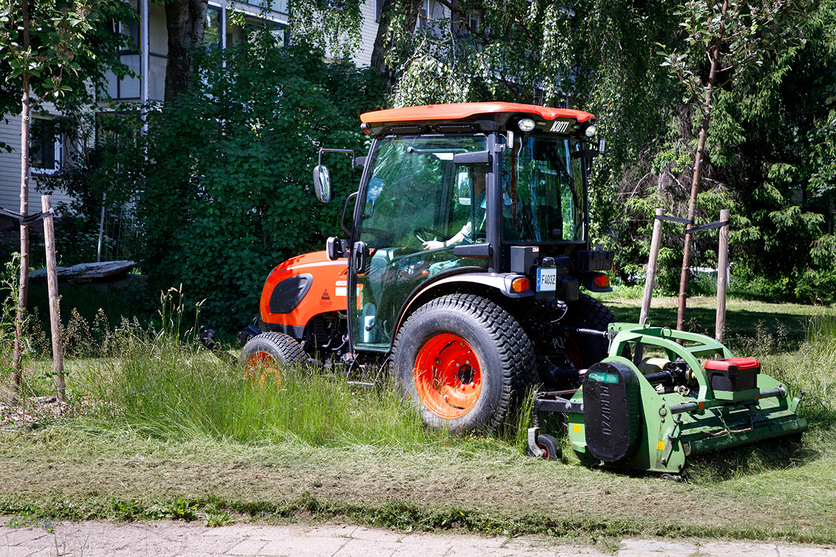 Traktorek kosi trawnik.