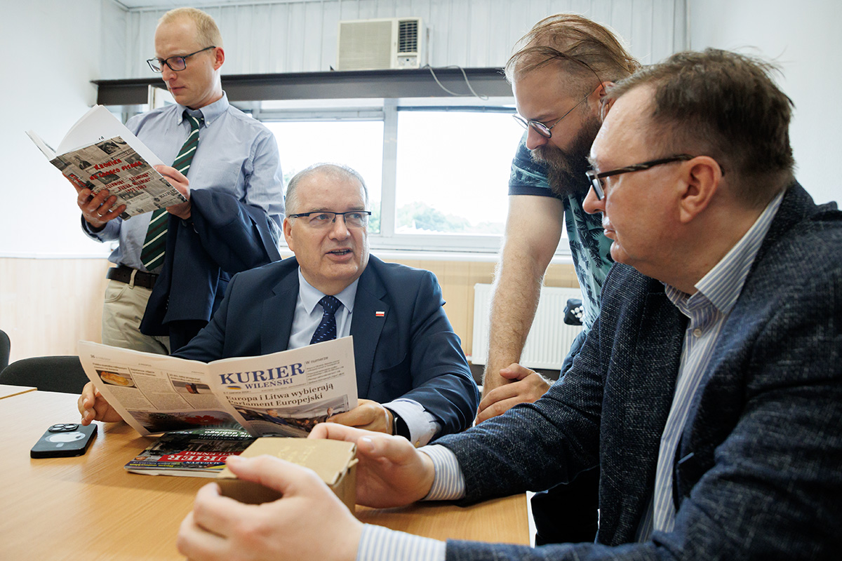 Delegacja szczegółowo zapoznała się z pracą polskiego dziennika „Kurier Wileński” na Litwie.