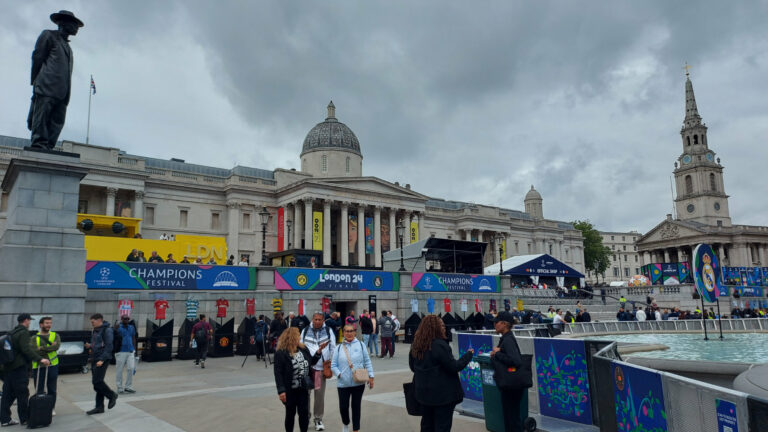 National Gallery znajduje się przy jednym z najpopularniejszych placów Londynu – Trafalgar Square.