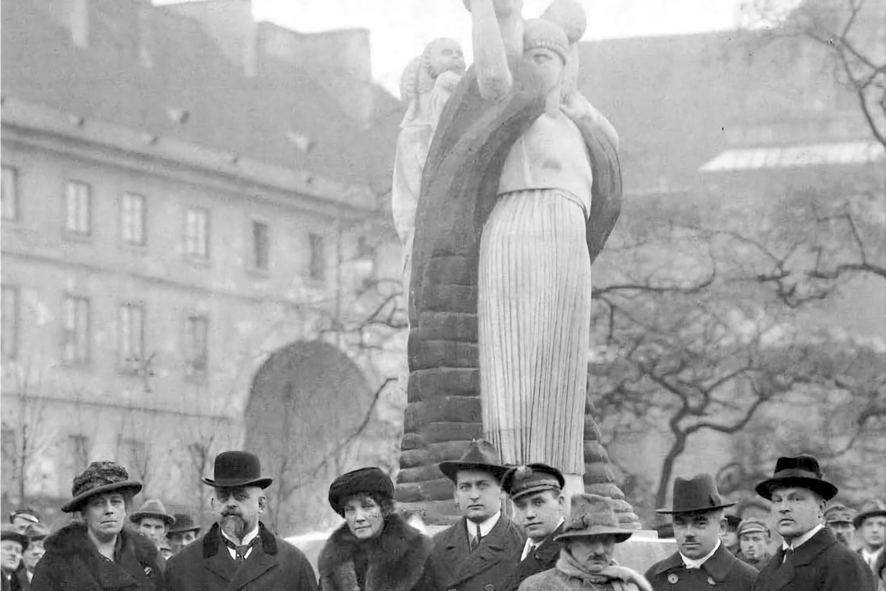 Odsłonięcie pomnika Wdzięczności Stanom Zjednoczonym na skwerze Hoovera, 29 października 1922 r. Rzeźbiarz Xawery Dunikowski w pierwszym rzędzie (z szalikiem).