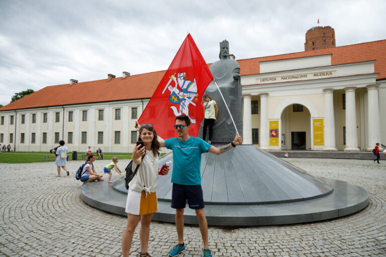 Selfi obok pomnika Mendoga w Wilnie.