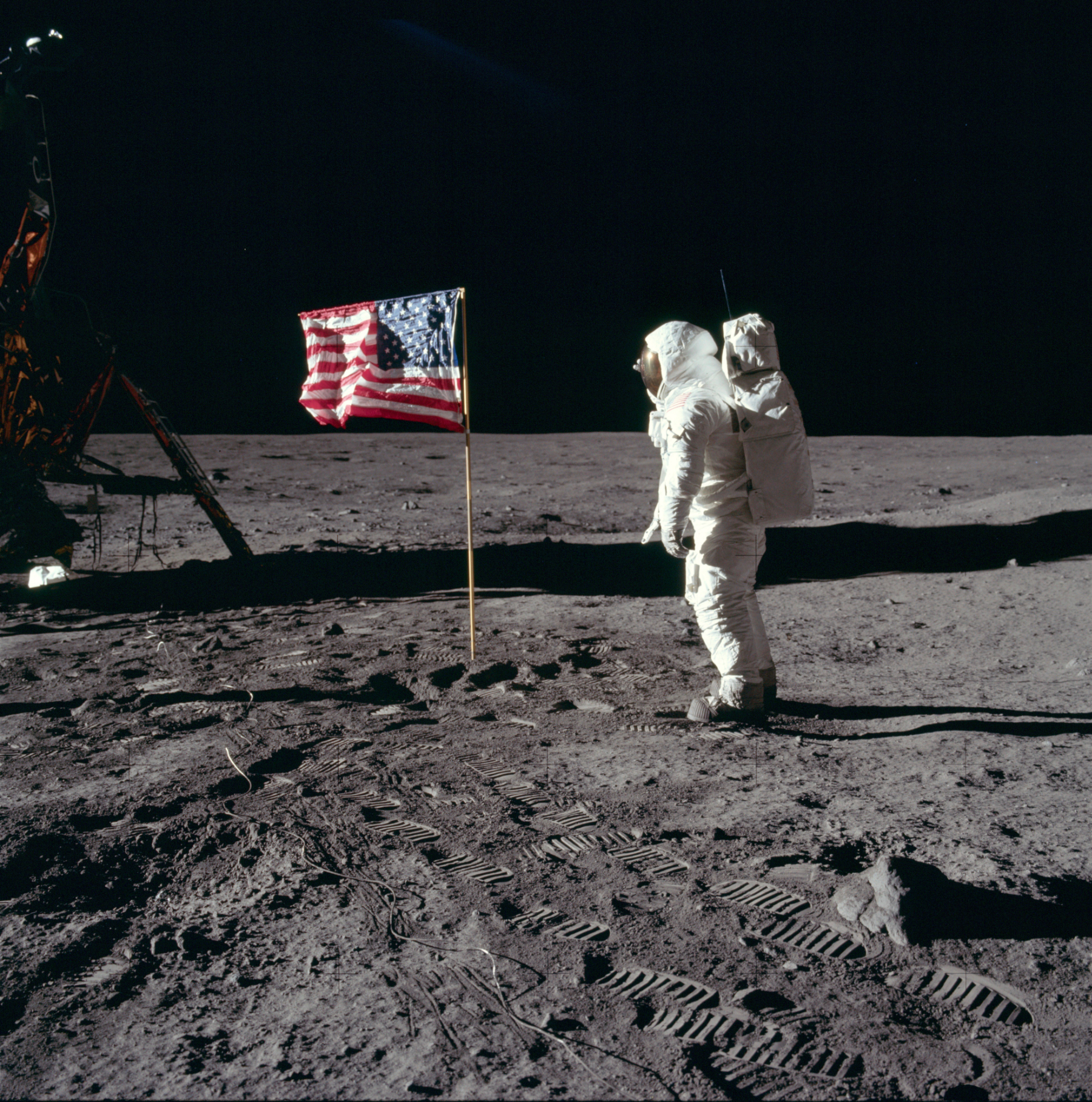 NASA na przestrzeni lat rozwiała wszystkie teorie spiskowe na temat lądowania na Księżycu.