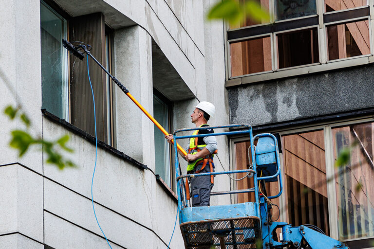 Robotnik myjący okna.