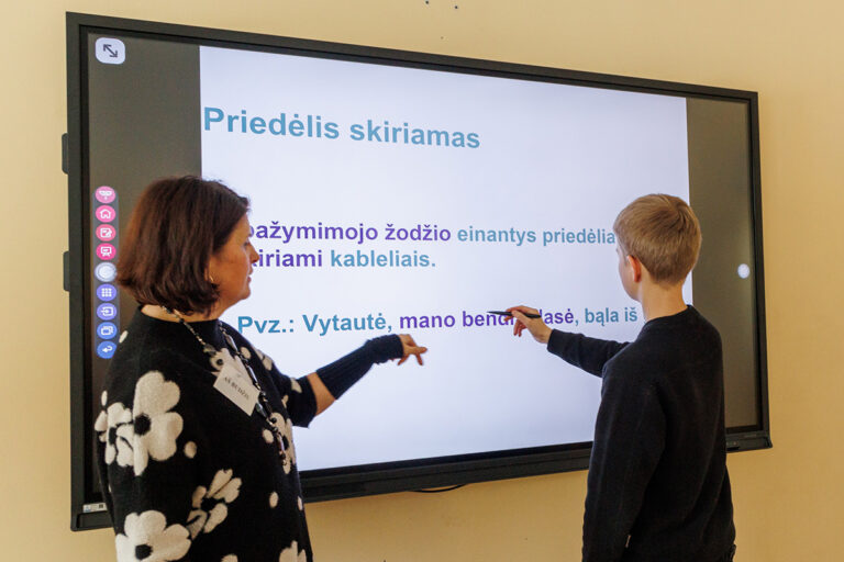 Nauczycielka z uczniem podczas egzaminu z języka litewskiego.