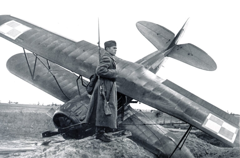 Sowiecki żołnierz pilnuje zniszczonego na wileńskim lotnisku na Porubanku we wrześniu 1939 roku polskiego samolotu.