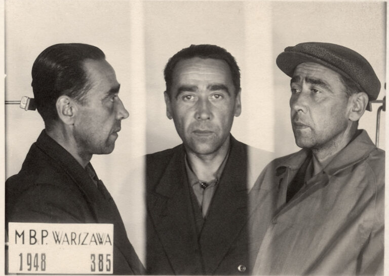 Zdjęcie sygnalityczne ppłk. Antoniego Olechnowicza „Pohoreckiego” —wykonane po aresztowaniu w 1948 r.