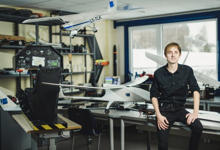 „Nasi studenci mogą nie tylko zaprojektować, ale i zbudować prototypy dronów” — mówi Aleksandr Lapušinskij, wykładowca katedry inżynierii aeronautycznej.