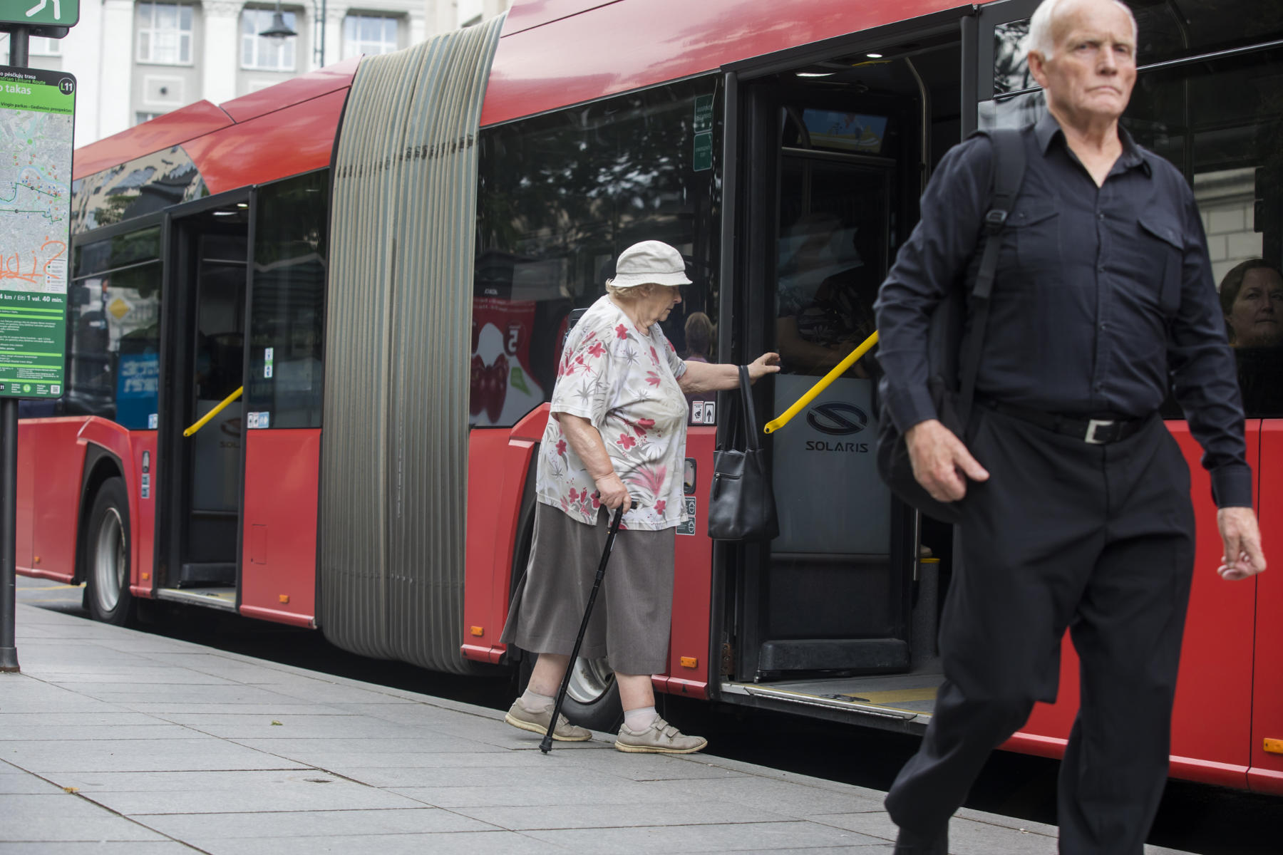 Seniorzy na przystanku autobusowym.