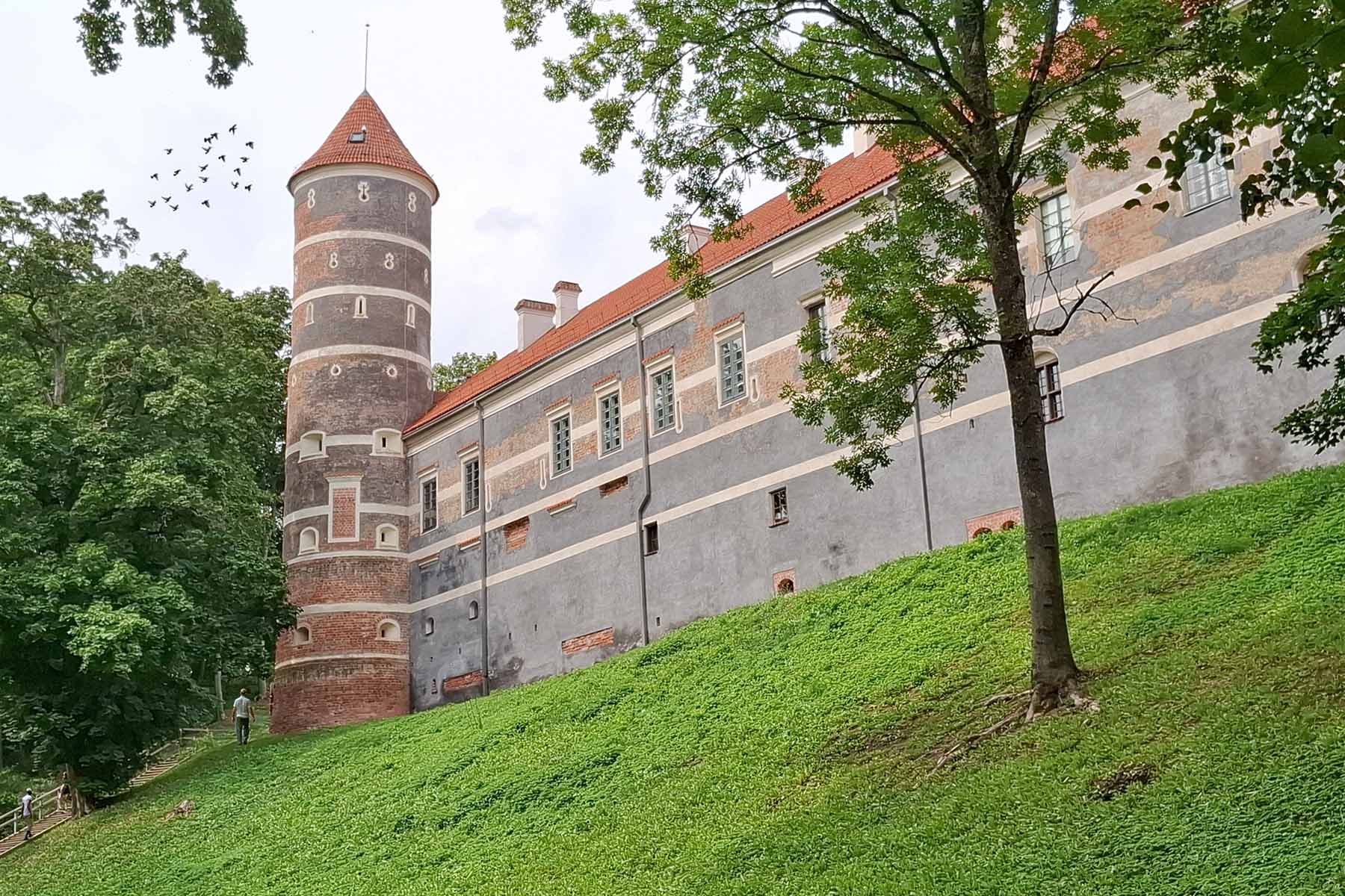 Zamek Giełgudów jest dostępny dla zwiedzających, a nawet dla chcących uciec na kilka nocy od miejskiego zgiełku.