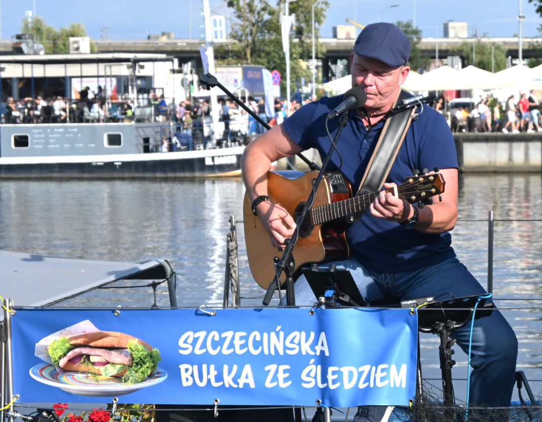 Słuchaliśmy m.in. artystów śpiewających i grających szanty.