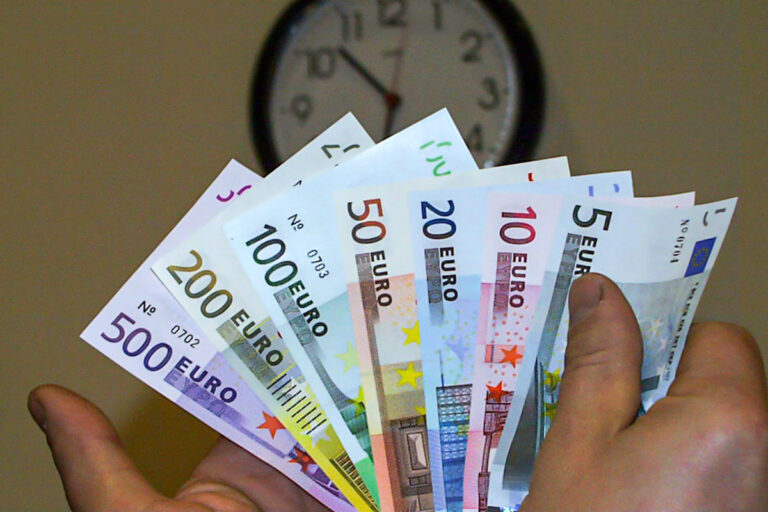 Banknotu w nominale 5, 10, 20, 50, 100, 200, 500 euro.