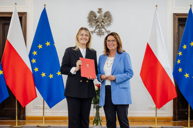 Małgorzata Kidawa-Błońska wręczyła akty powołania członkom Polonijnej Rady Konsultacyjnej. Na zdjęciu – Marszałek Senatu z Aliną Eweliną Kieżun.