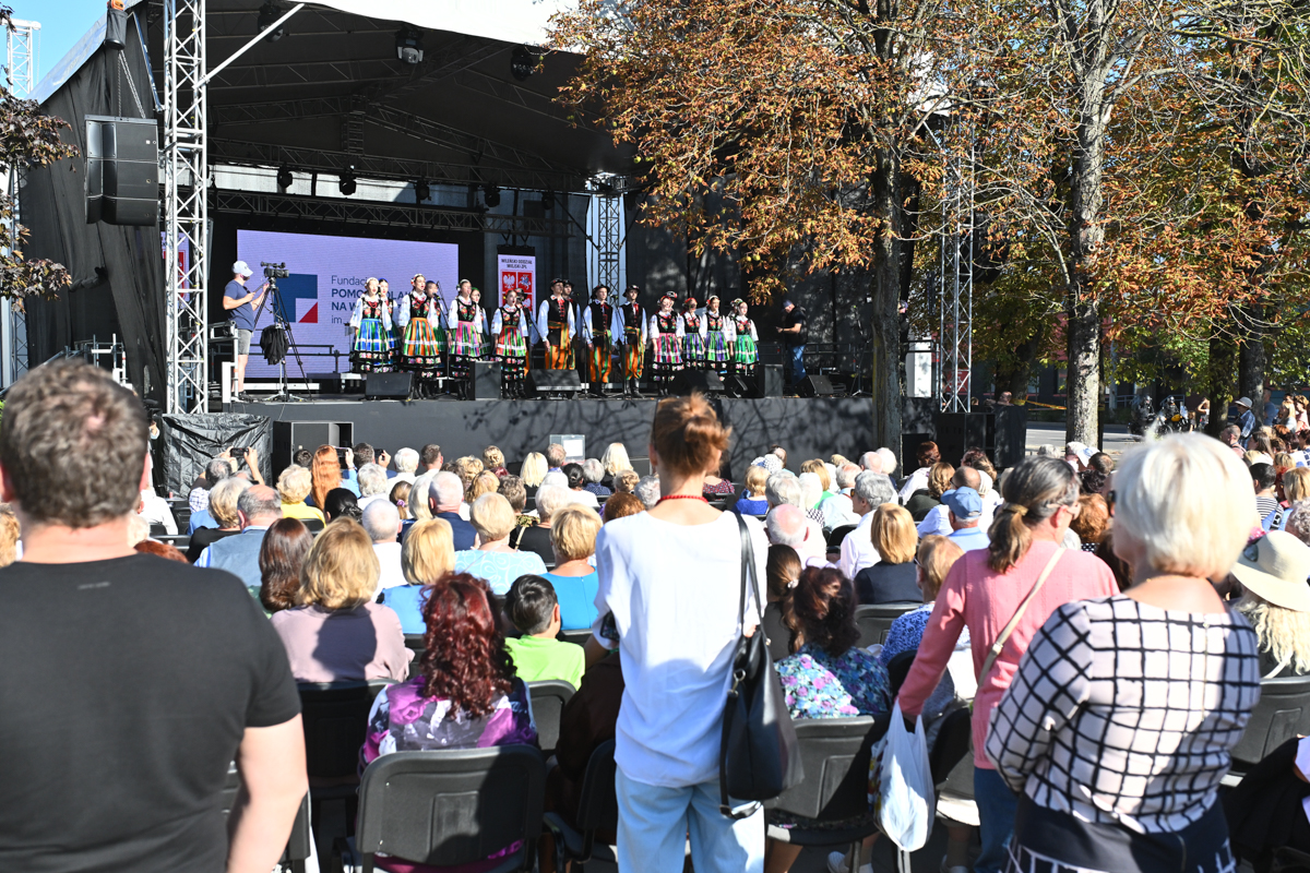 Świąteczny koncert plenerowy przed głównym wejściem do DKP w Wilnie u zbiegu ulic Kowieńskiej i Nowogródzkiej podczas obchodów 35 Wileńskiego Oddziału Miejskiego Związku Polaków na Litwie.