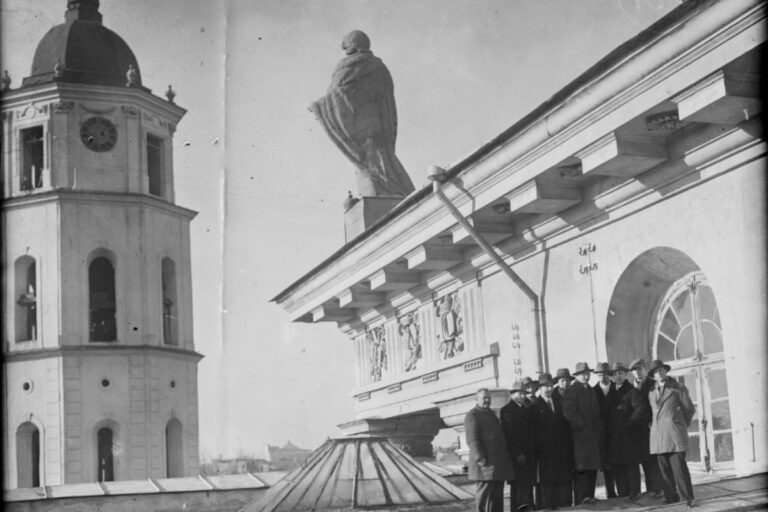 Juliusz Kłos, Zespół konserwatorski na dachu katedry wileńskiej z widokiem na dzwonnicę, Wilno 1931–1937.