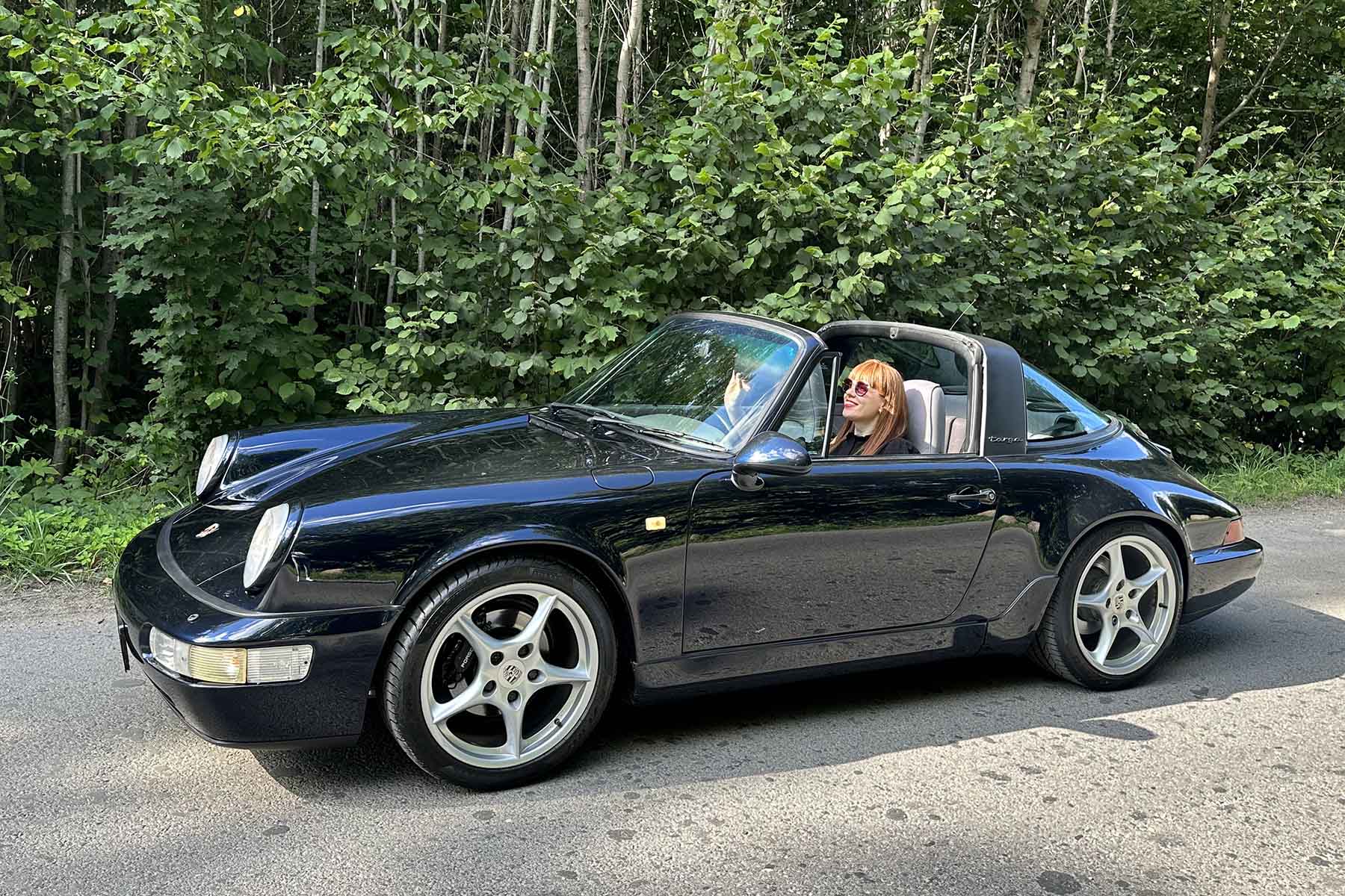 Na zdjęciu samochód Porsche 911 Carerra 2 Targa 964 z 1991 roku. Silnik benzynowy o pojemności 3,6 litra – 184 kW (250 KM).  Skrzynia biegów – automatyczna. Przebieg – 254 200 km. Cena wywoławcza – 79 900 euro.