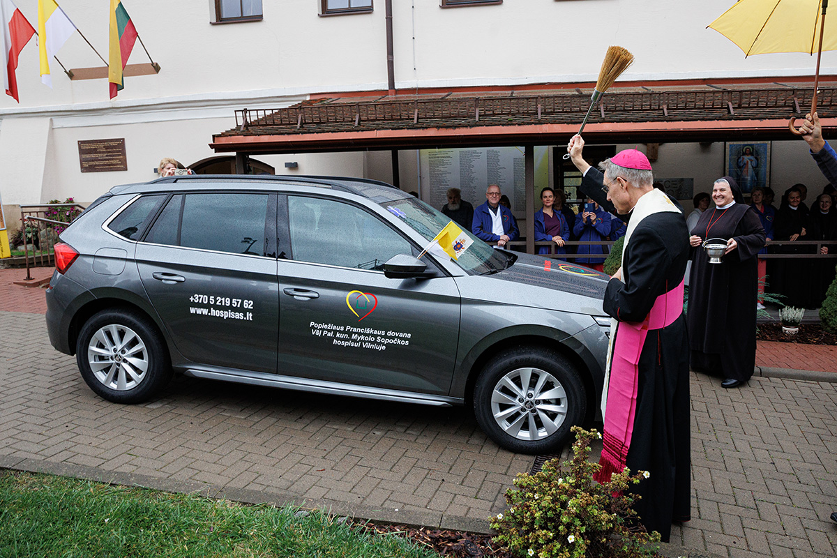 Poświęcenia pojazdów dokonał Nuncjusz Apostolski na Kraje Bałtyckie abp dr Georg Gänswein.