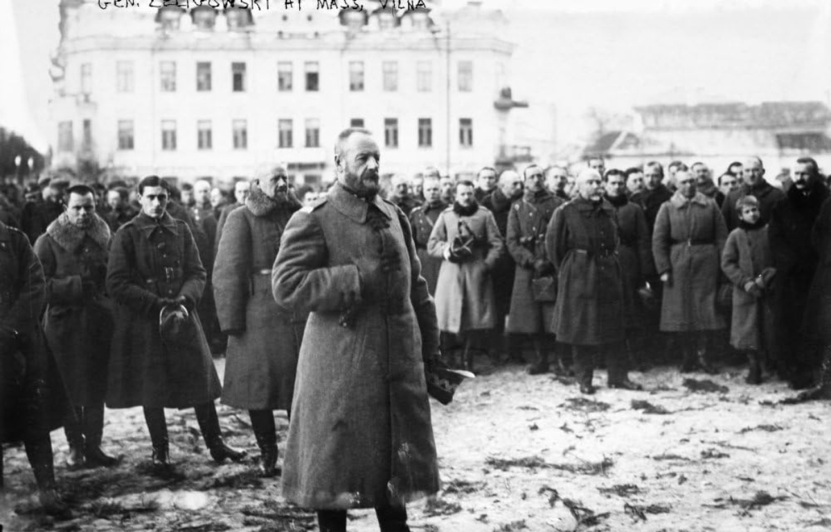 Gen. Lucjan Żeligowski na czele swoich żołnierzy w Wilnie, 1920 r.