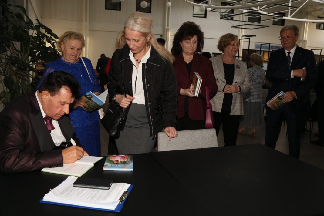 Książki z autografami Edmonta Wołochowicza były dostępne do nabycia w holu DKP.