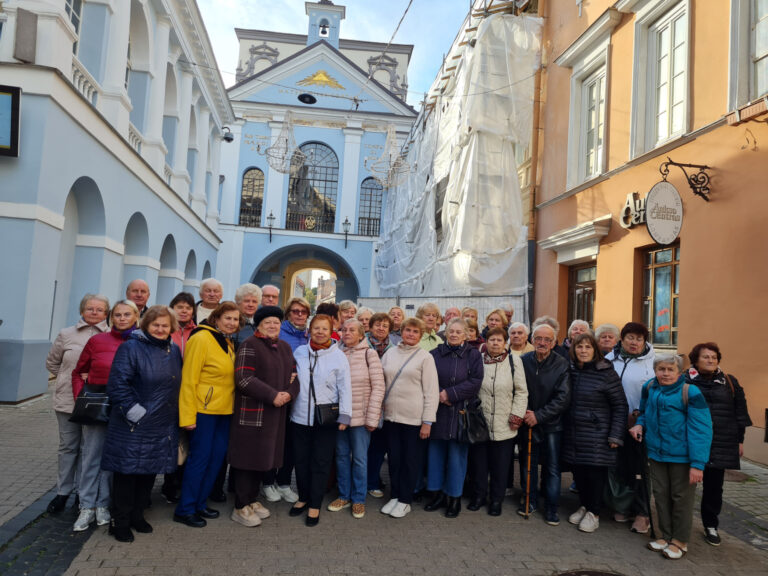 Seniorzy zwiedzili Ostrą Bramę, gdzie bł. ks. M. Sopoćko jako kapłan wielokrotnie sprawował Eucharystię w kaplicy Ostrobramskiej.