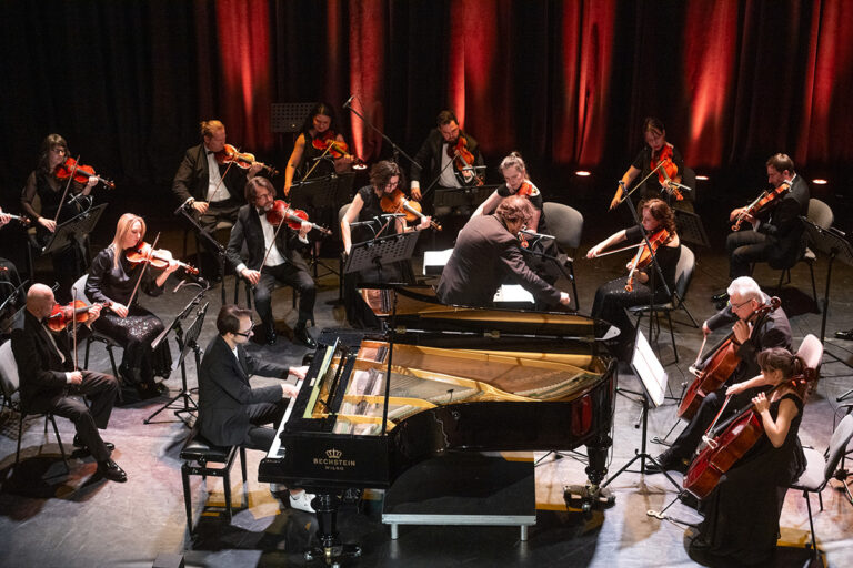 Dni Kultury Polskiej zainaugurował koncert muzyki polskiej XX w. w wykonaniu orkiestry kameralnej „Sinfonietta Cracovia” pod batutą Radosława Labahua.