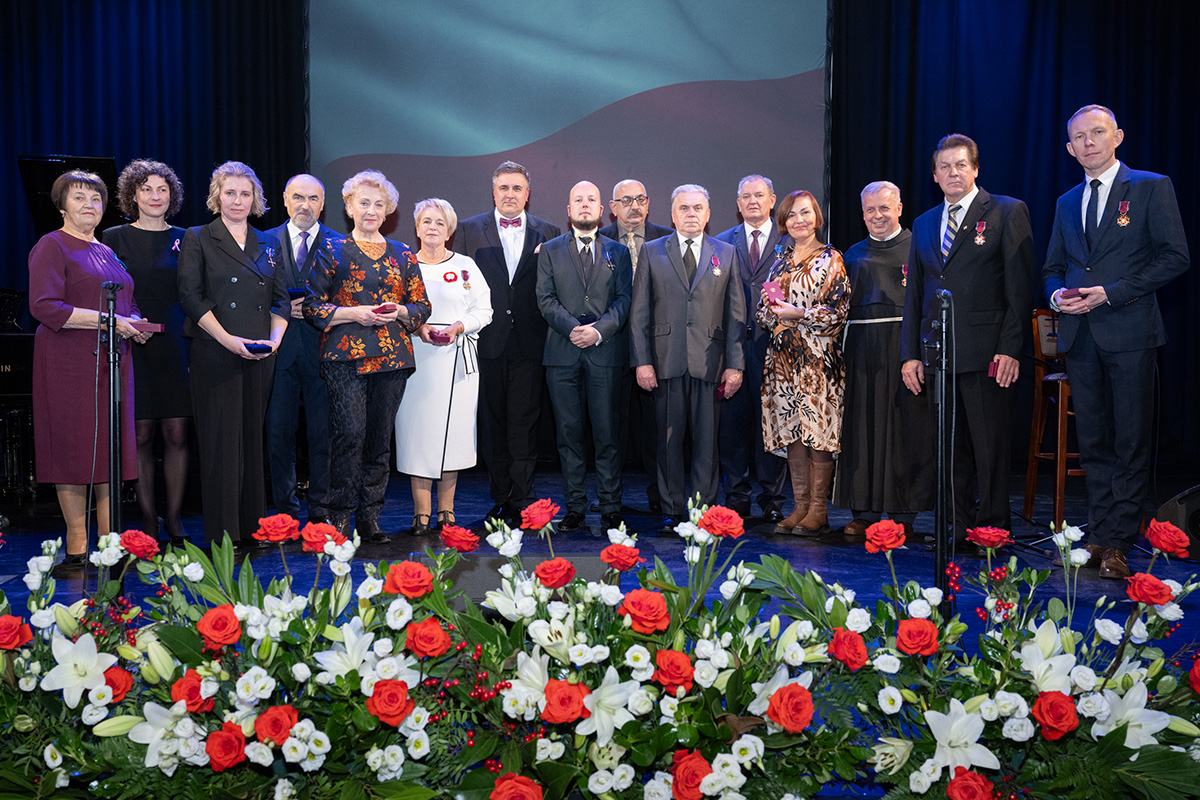 W DKP wręczono odznaczenia państwowe obywatelom Litwy zaangażowanym w działalność na rzecz społeczności polskiej na Litwie oraz popularyzującym polską kulturę i tradycje narodowe.