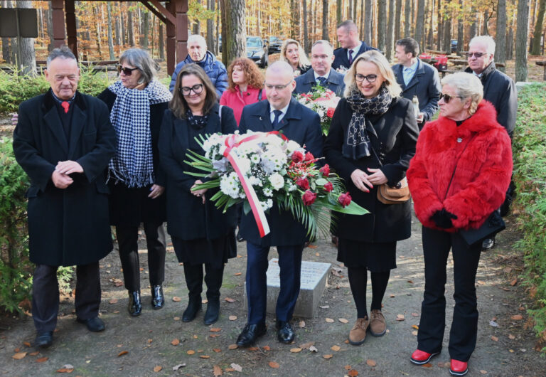 Kwiaty składają samorządowcy myśliborscy z burmistrzem P. Sobolewskim i konsulem Wiesławem Wierzchosiem (Pszczelnik 2.XI. 2024).