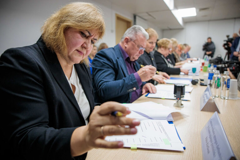 Przedstawiciele dziewięciu związków zawodowych zrzeszających medyków i minister zdrowia podpisali umowę zbiorową systemu ochrony zdrowotnej.